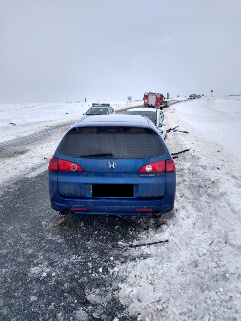 Zderzenie trzech pojazdów na drodze wojewódzkiej, dwie osoby poszkodowane (zdjęcia)