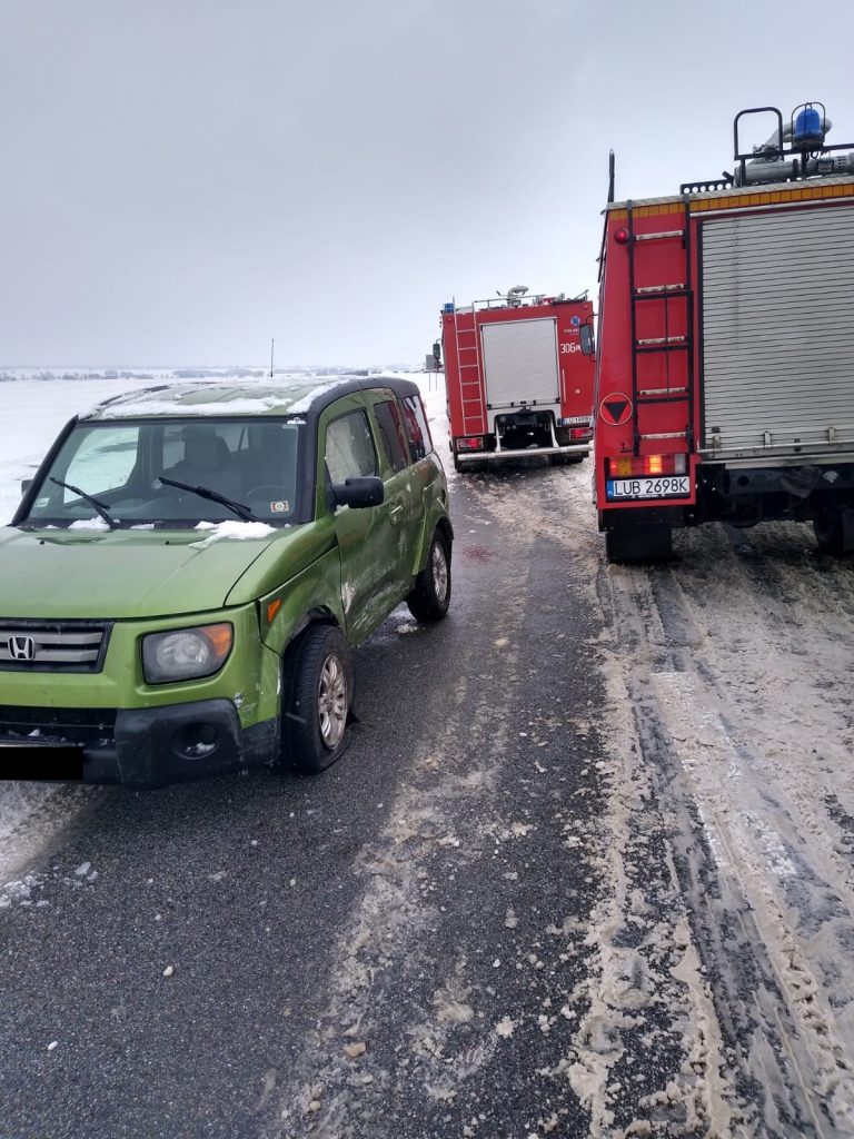 Zderzenie trzech pojazdów na drodze wojewódzkiej, dwie osoby poszkodowane (zdjęcia)