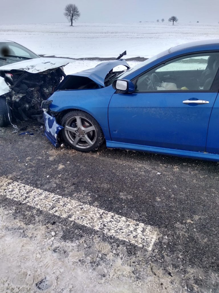 Zderzenie trzech pojazdów na drodze wojewódzkiej, dwie osoby poszkodowane (zdjęcia)