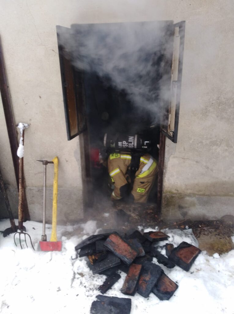 Strażacy gasili w Lublinie pożar kotłowni w budynku mieszkalnym (zdjęcia)