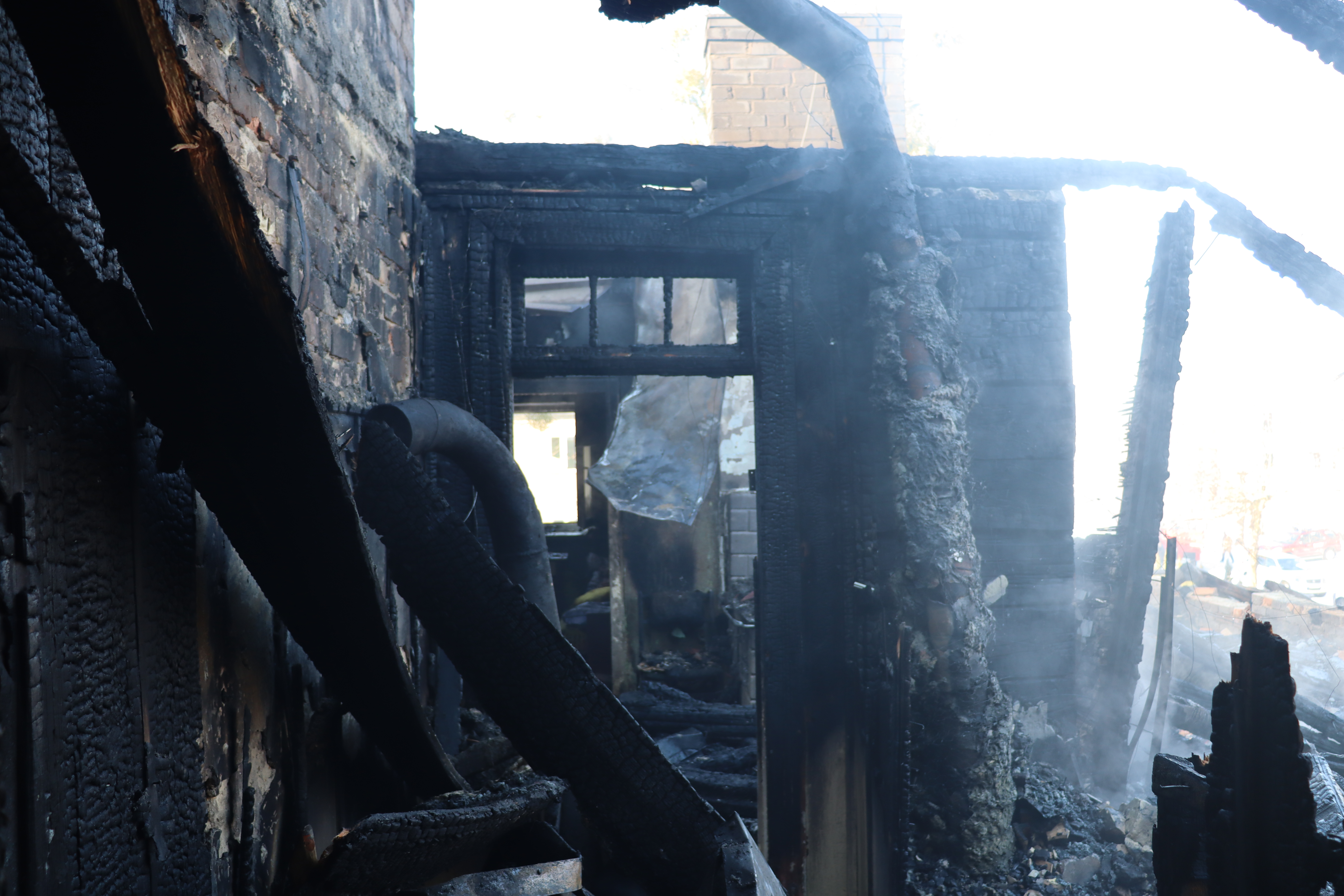 22 zastępy straży pożarnej w akcji gaszenia pożaru budynku mieszkalnego. Straty są ogromne (zdjęcia)