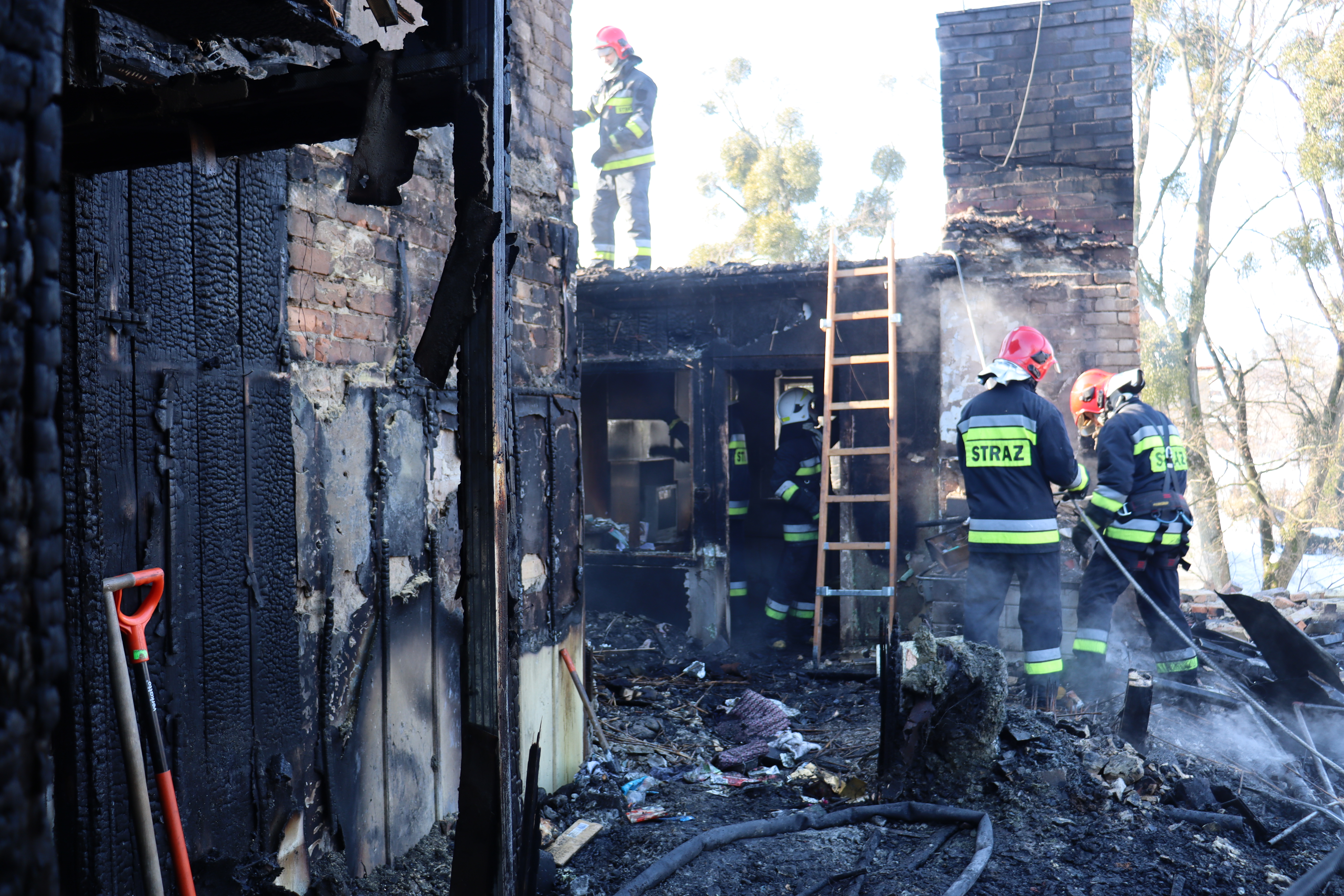 22 zastępy straży pożarnej w akcji gaszenia pożaru budynku mieszkalnego. Straty są ogromne (zdjęcia)