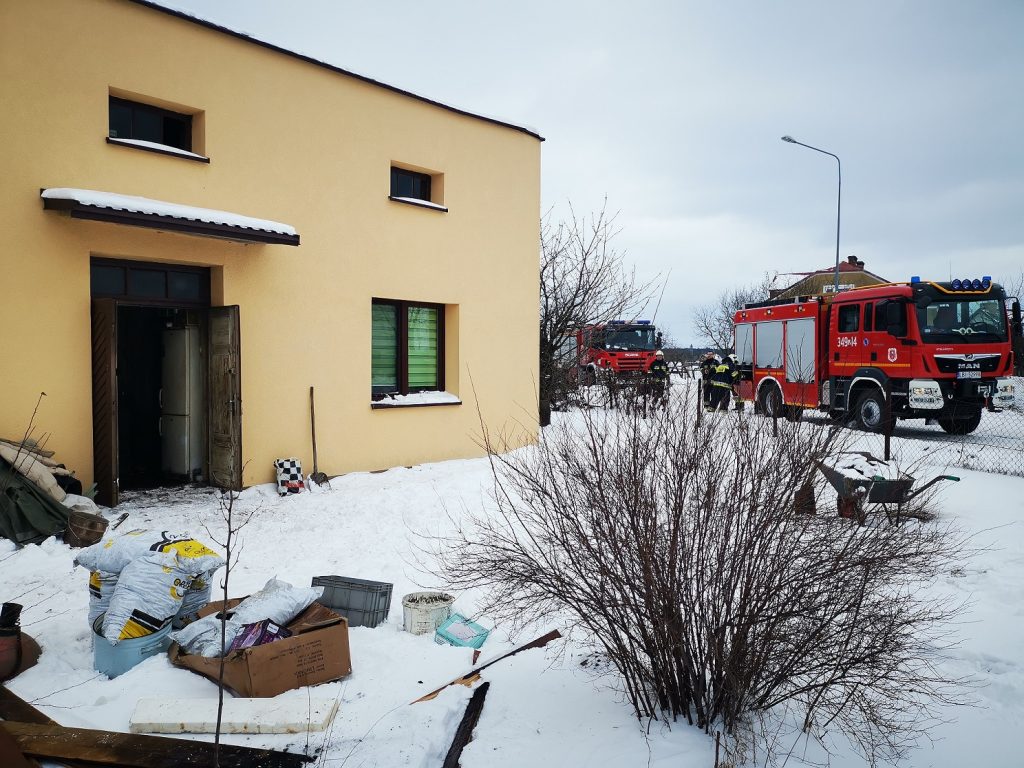 Zaczęło się od sadzy w kominie, po chwili palił się dach (zdjęcia)