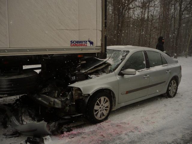 Groźna kolizja na drodze krajowej. Renault wbił się pod naczepę ciężarówki (zdjęcia)