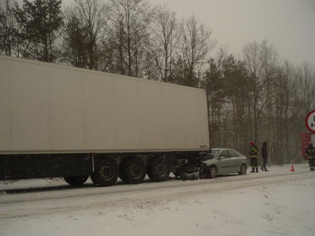 Groźna kolizja na drodze krajowej. Renault wbił się pod naczepę ciężarówki (zdjęcia)