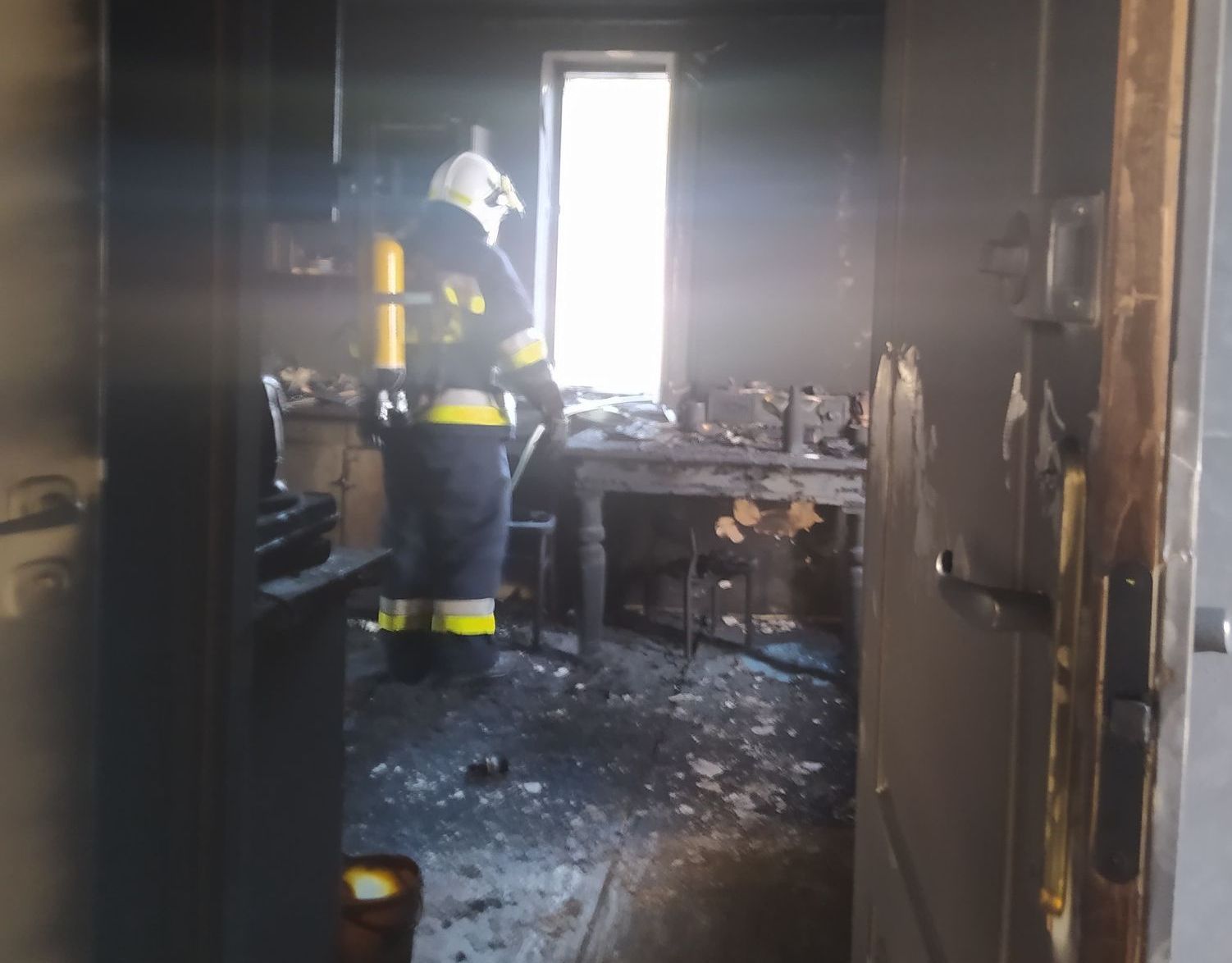 Pożar kuchni w budynku mieszkalnym. Jedna osoba z poparzeniami trafiła do szpitala (zdjęcia)