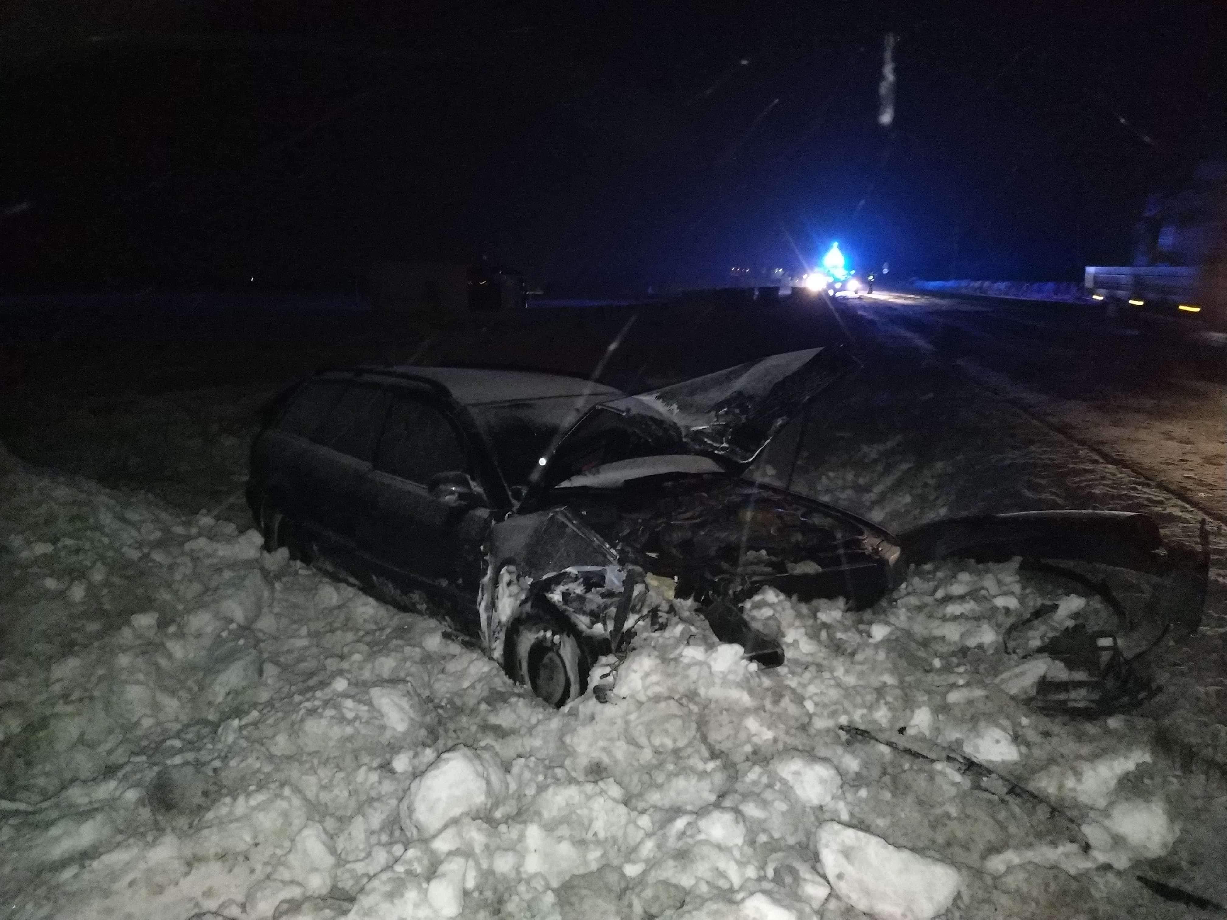 Pijany kierowca doprowadził do groźnego wypadku. Auto dostawcze przewróciło się na bok (zdjęcia)