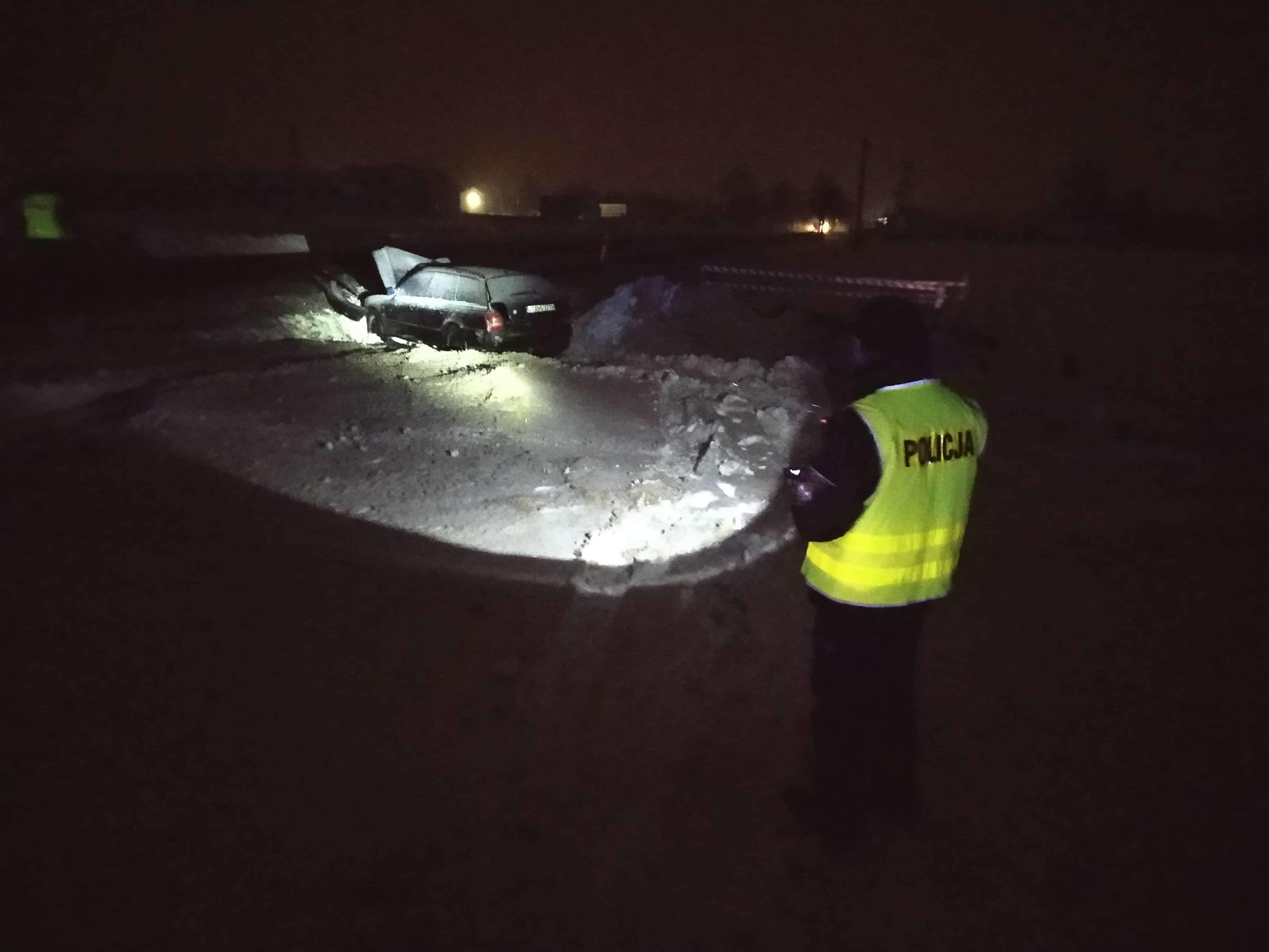 Pijany kierowca doprowadził do groźnego wypadku. Auto dostawcze przewróciło się na bok (zdjęcia)