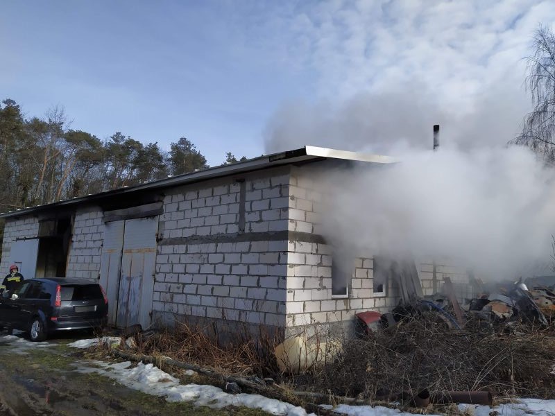 Pożar w warsztacie samochodowym. Częściowo spłonął jeden pojazd oraz dach budynku (zdjęcia)