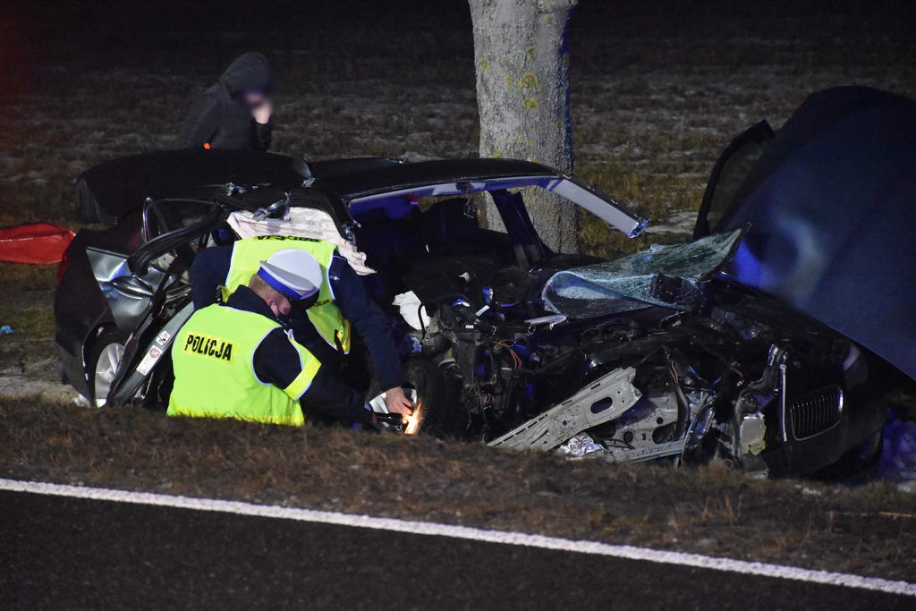Tragiczny wypadek w naszym regionie. BMW zderzyło się z ciągnikiem, jedna osoba nie żyje (zdjęcia)