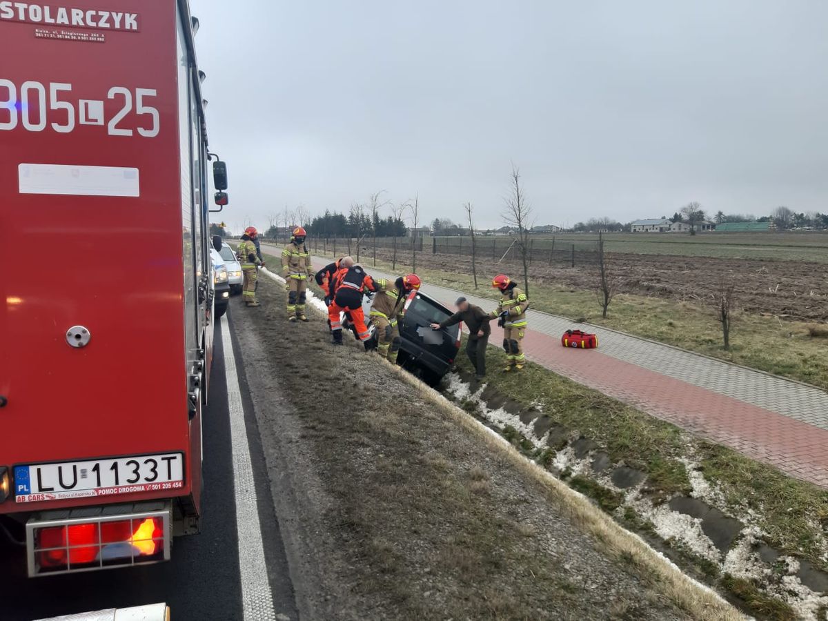 80-latek jechał do lekarza, źle się poczuł i wpadł do rowu. W dalszą drogę udał się karetką (zdjęcia)