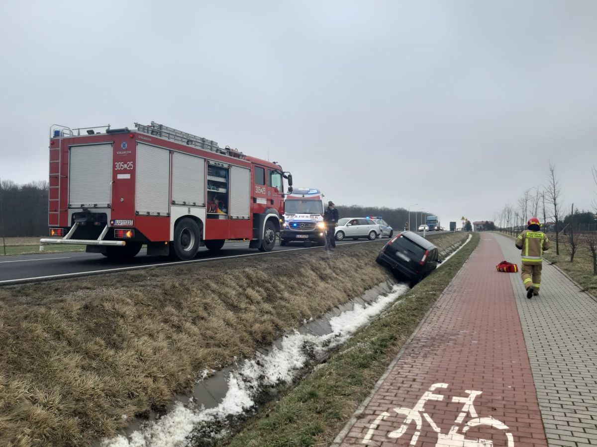 80-latek jechał do lekarza, źle się poczuł i wpadł do rowu. W dalszą drogę udał się karetką (zdjęcia)