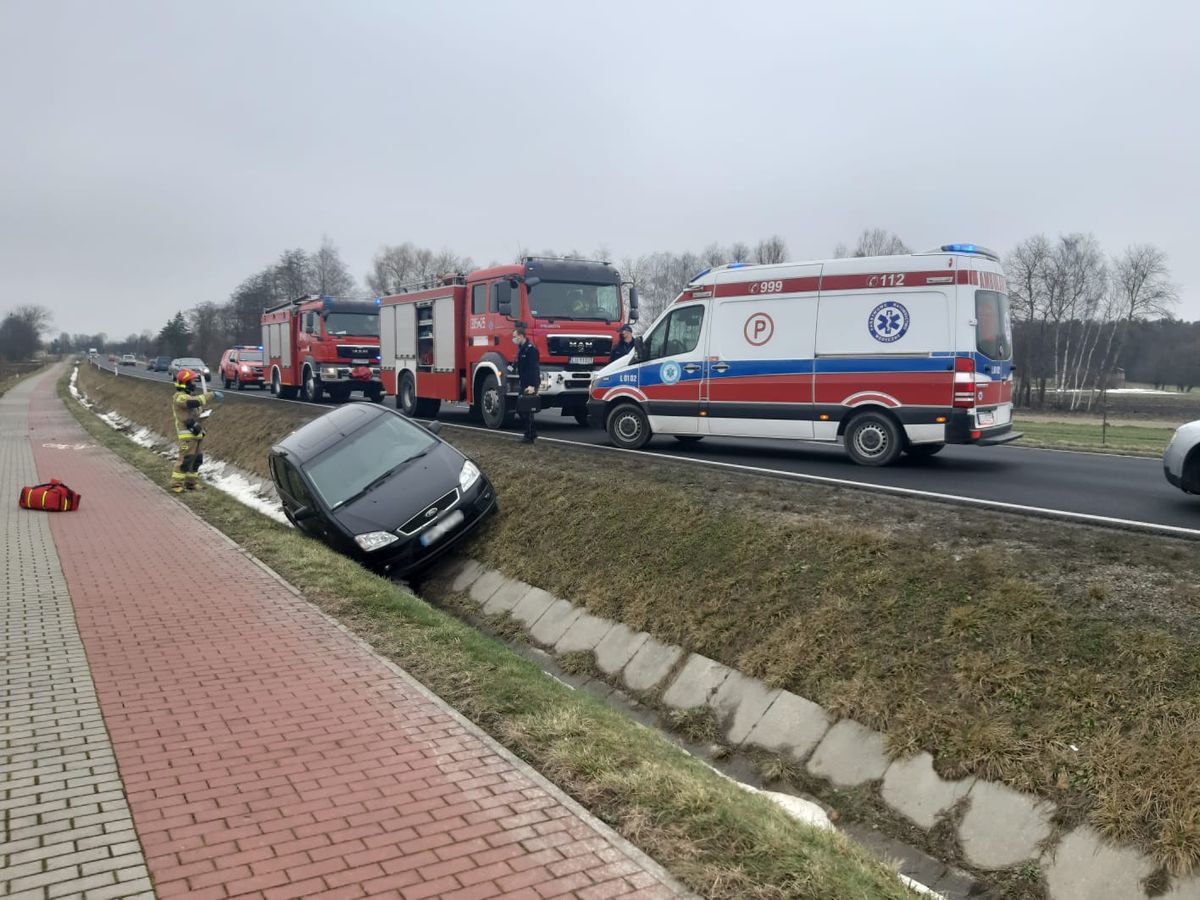 80-latek jechał do lekarza, źle się poczuł i wpadł do rowu. W dalszą drogę udał się karetką (zdjęcia)