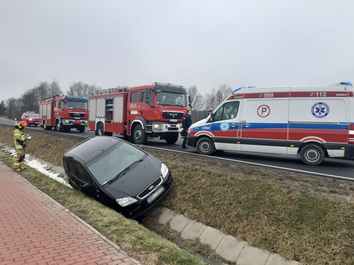 80-latek jechał do lekarza, źle się poczuł i wpadł do rowu. W dalszą drogę udał się karetką (zdjęcia)