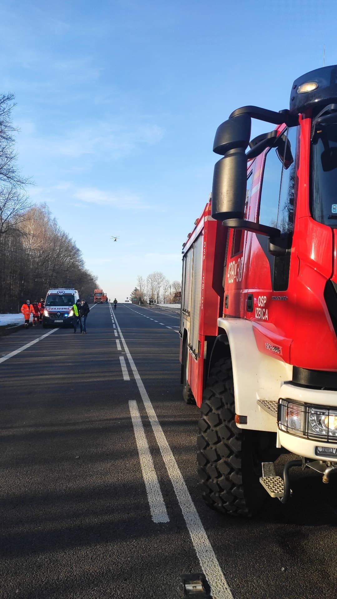 Groźny wypadek pomiędzy Krasnymstawem a Zamościem. Cztery osoby są ranne, droga zablokowana (zdjęcia)