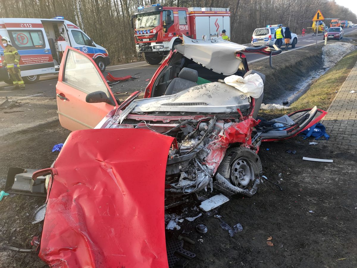 Kierowca skody omijał audi, doszło do groźnego wypadku. W akcji ratunkowej śmigłowiec, cztery osoby trafiły do szpitala (zdjęcia)