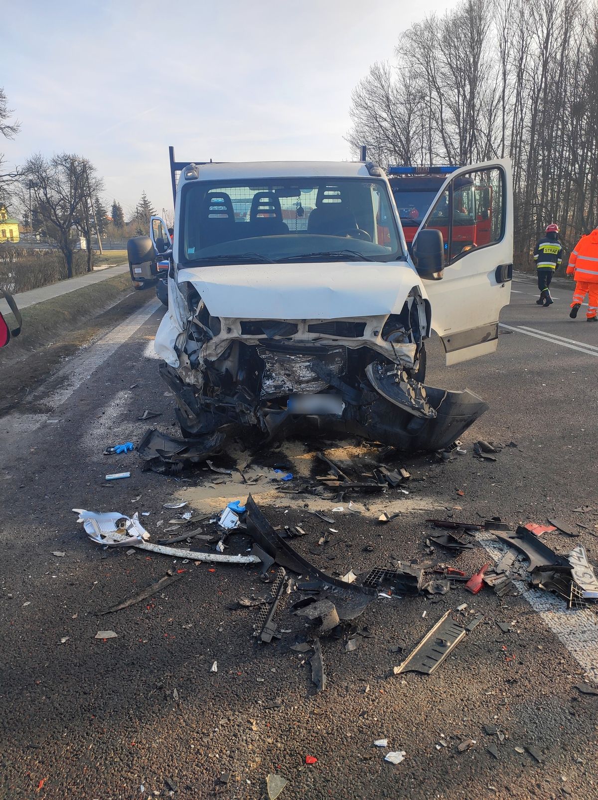 Kierowca skody omijał audi, doszło do groźnego wypadku. W akcji ratunkowej śmigłowiec, cztery osoby trafiły do szpitala (zdjęcia)