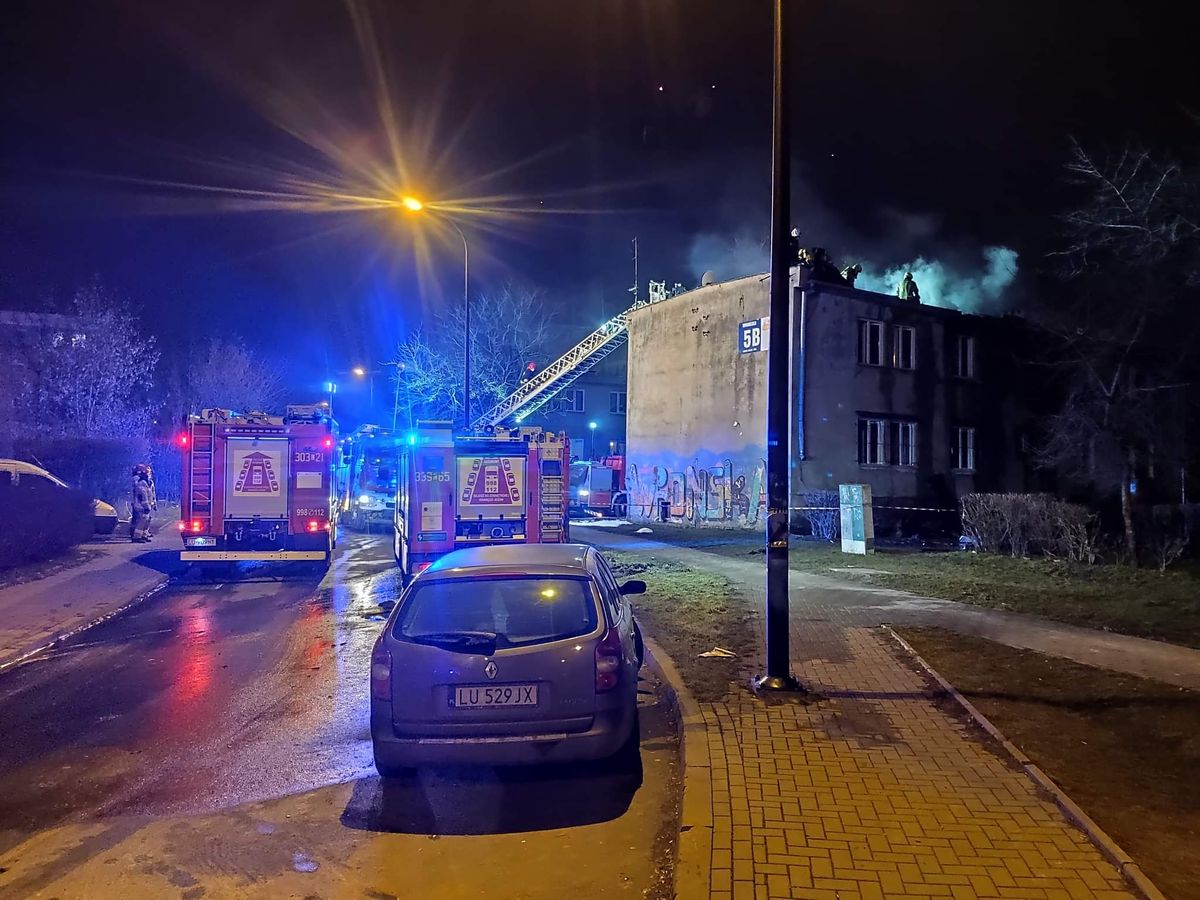 Strażacy walczą z ogniem już 10 godzin. Wciąż trwa akcja gaśnicza przy ul. Wrońskiej w Lublinie (zdjęcia, wideo)