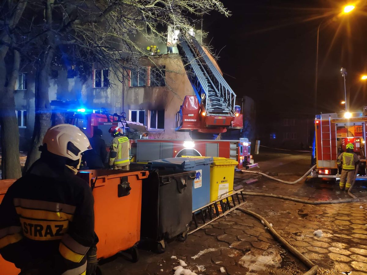 Strażacy walczą z ogniem już 10 godzin. Wciąż trwa akcja gaśnicza przy ul. Wrońskiej w Lublinie (zdjęcia, wideo)