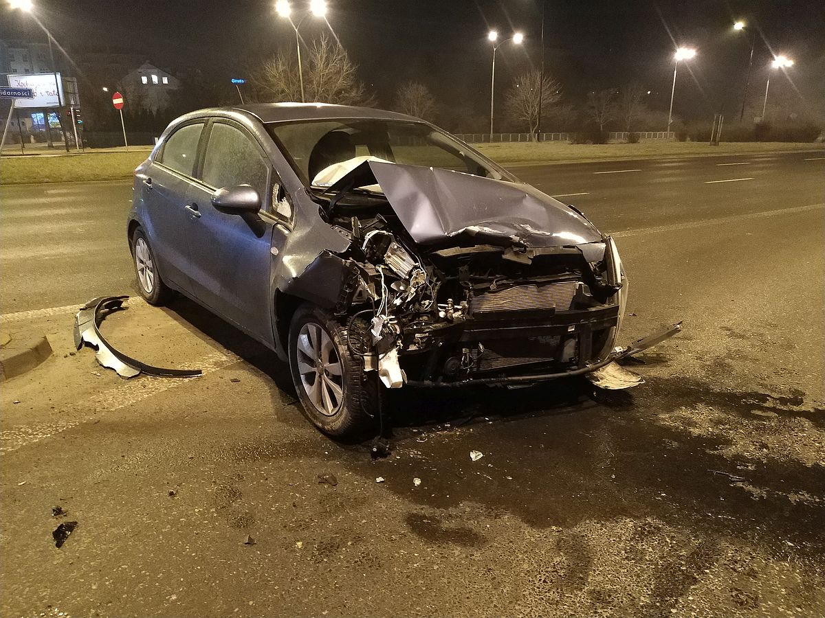 Pijany kierowca nie zauważył, że ma czerwone światło. Doprowadził do wypadku (zdjęcia)
