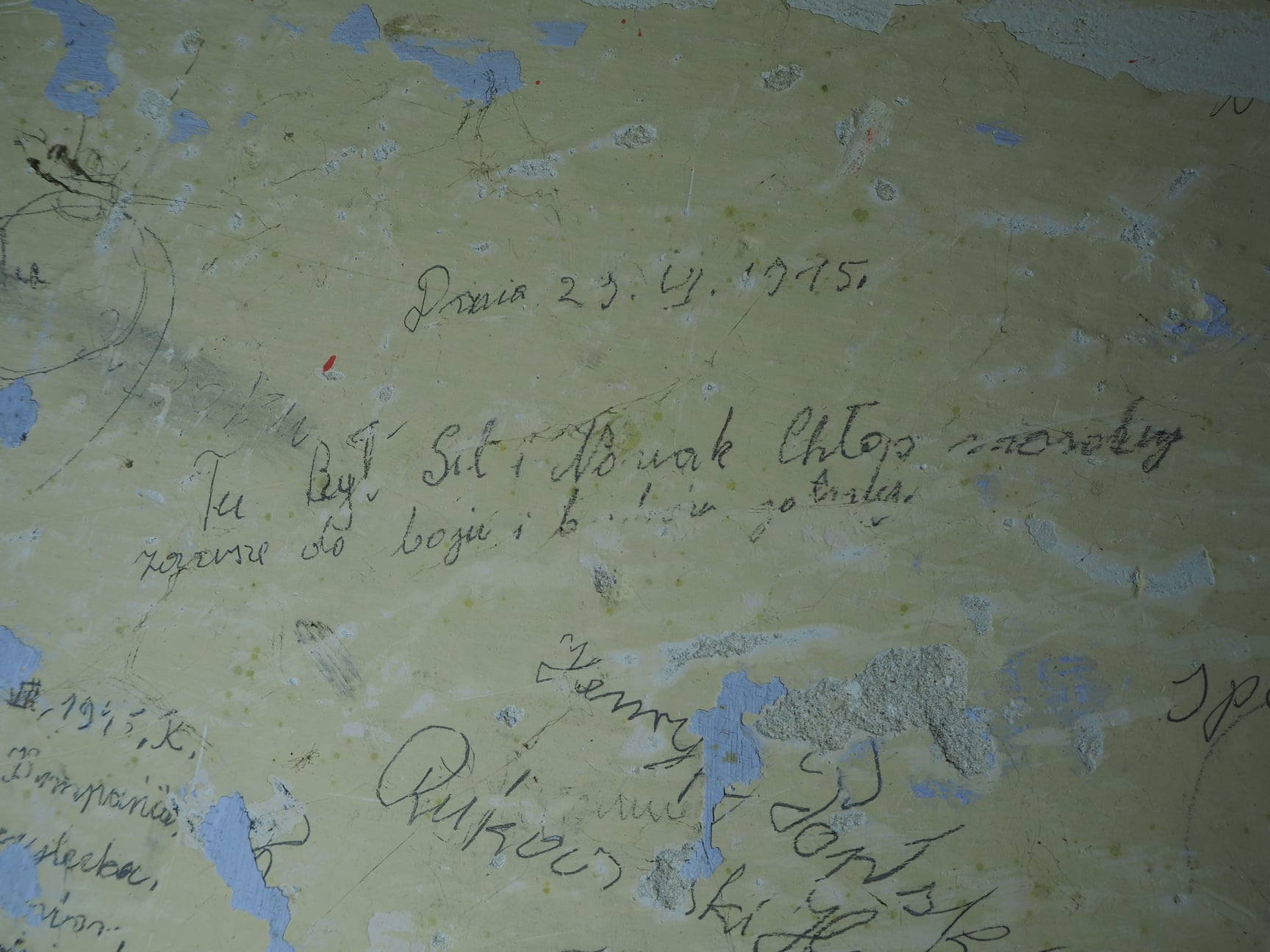 Tajemnicze napisy na ścianach piwnicy. Wszystko wskazuje na to, że odkryto katownię kontrwywiadu wojskowego (zdjęcia)