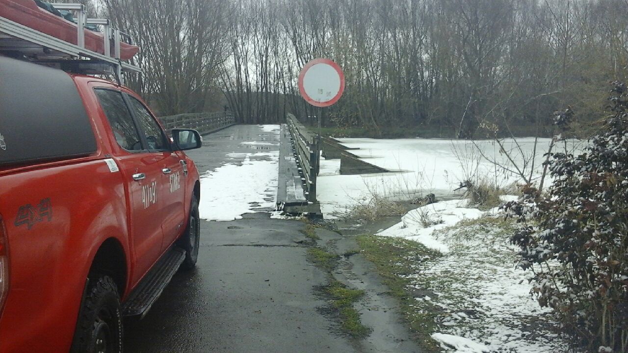 Wysoka woda nie tylko na Roztoczu. Wylewa rzeka Huczwa, zamknięto jedną z ulic w Hrubieszowie (zdjęcia)