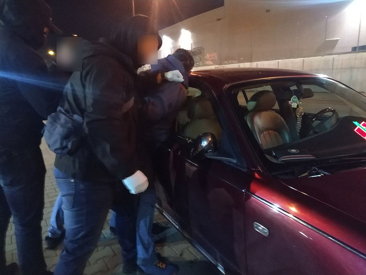 W środku nocy kobiecie skradziono samochód. Po kilku minutach policjanci odzyskali auto (zdjęcia)