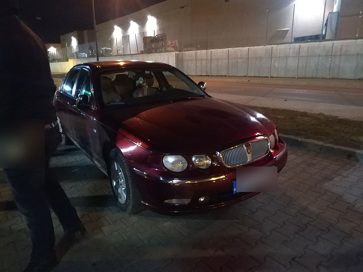 W środku nocy kobiecie skradziono samochód. Po kilku minutach policjanci odzyskali auto (zdjęcia)