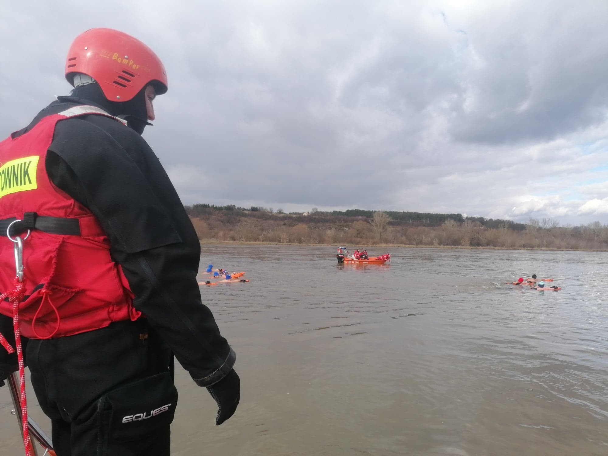 Kilkadziesiąt osób podjęło wyzwanie i przepłynęło z jednego brzegu Wisły na drugi (zdjęcia)