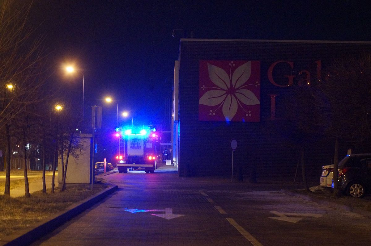 Nocna ewakuacja galerii handlowej. W Carrefourze szukano trującego gazu (zdjęcia)