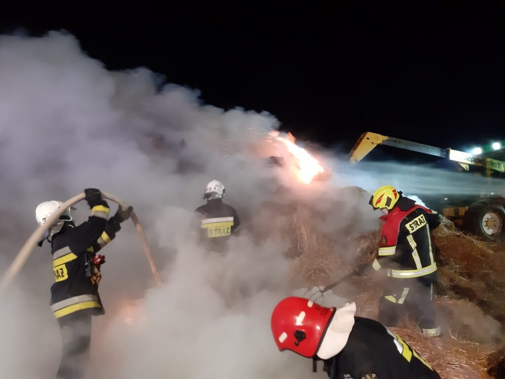 Blisko pięć godzin gasili stertę słomy. Z ogniem walczyło 65 strażaków (zdjęcia)