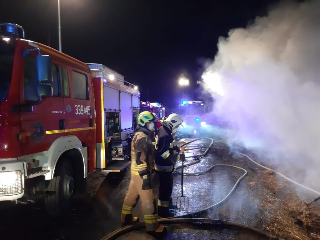 Blisko pięć godzin gasili stertę słomy. Z ogniem walczyło 65 strażaków (zdjęcia)