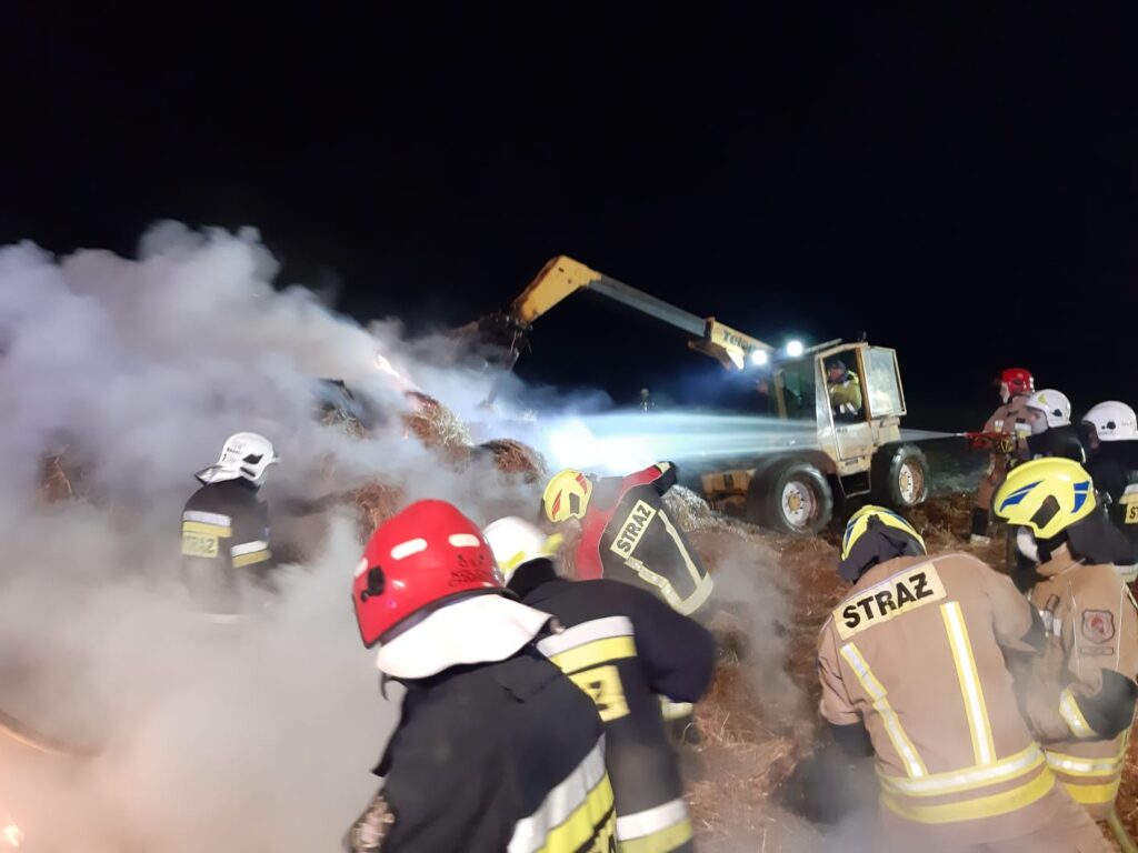 Blisko pięć godzin gasili stertę słomy. Z ogniem walczyło 65 strażaków (zdjęcia)