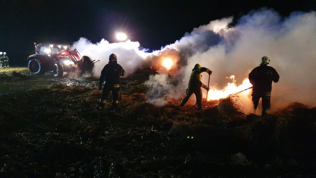 Blisko pięć godzin gasili stertę słomy. Z ogniem walczyło 65 strażaków (zdjęcia)