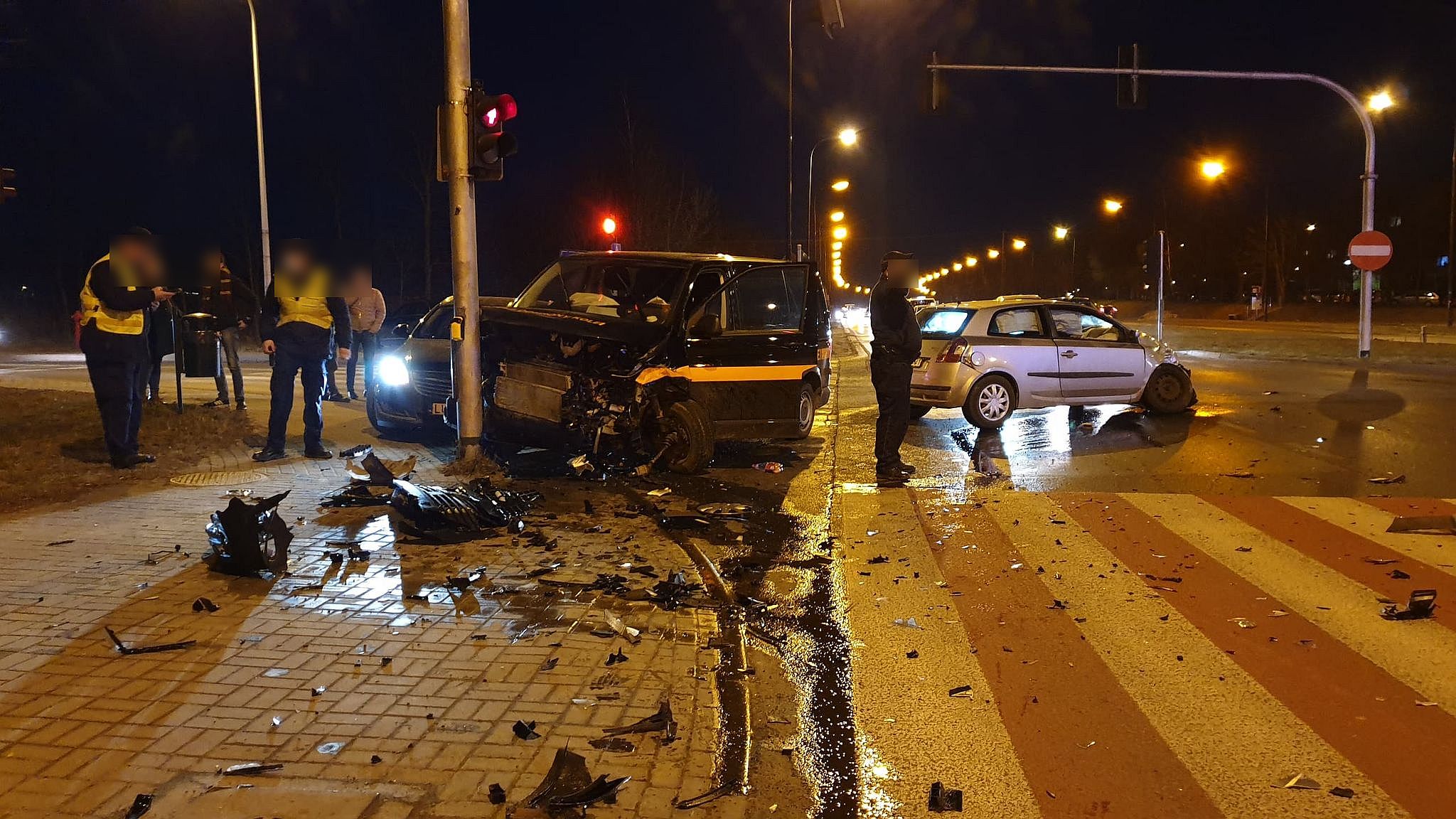 Groźny wypadek na Felinie. Zderzyły się trzy auta, trzy osoby poszkodowane (zdjęcia)