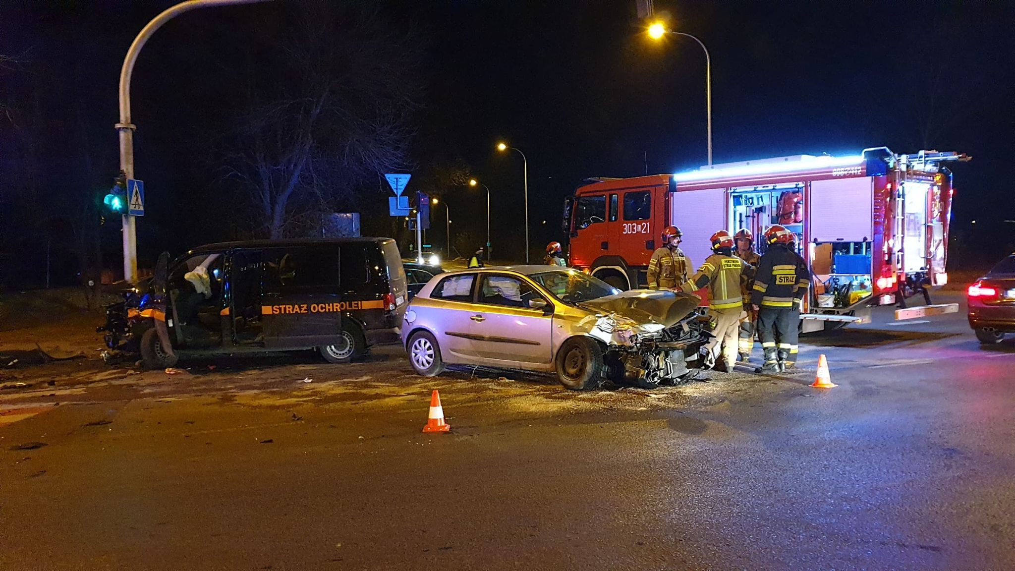 Groźny wypadek na Felinie. Zderzyły się trzy auta, trzy osoby poszkodowane (zdjęcia)