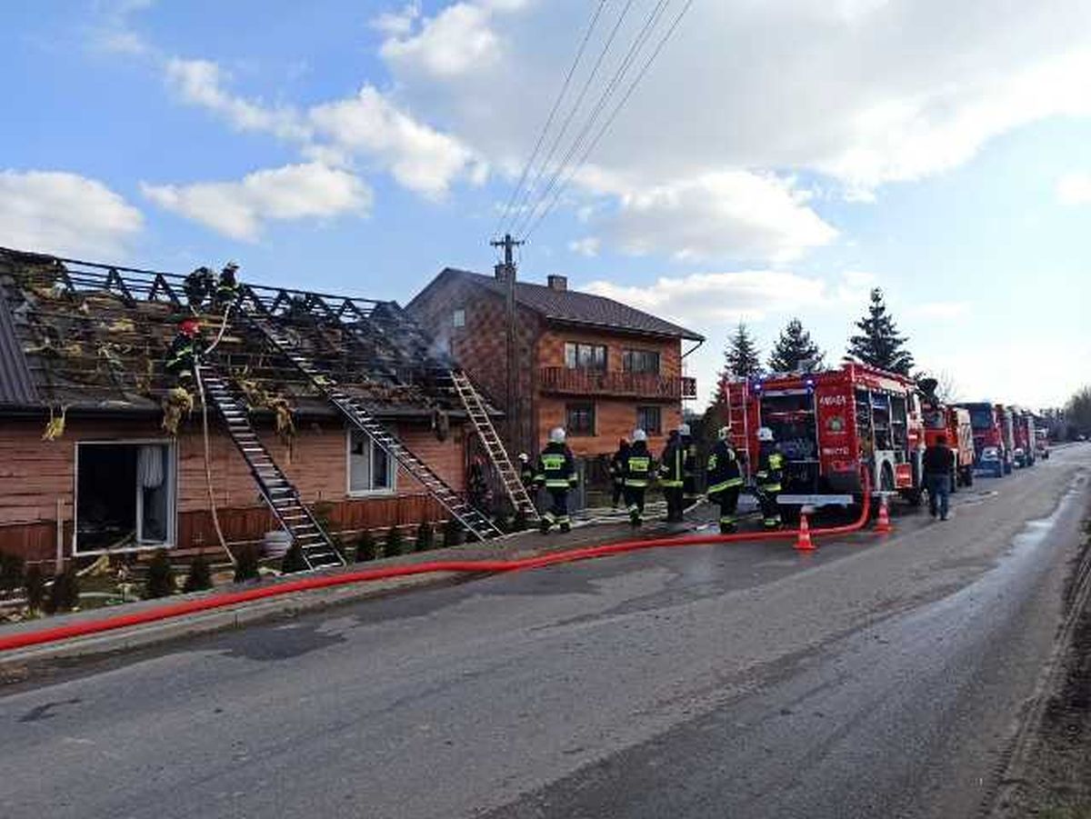 Budynek mieszkalny stanął w płomieniach. Trzy osoby zostały bez dachu nad głową (zdjęcia)