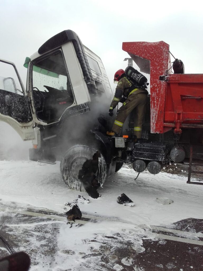 Ciężarówka zapaliła się podczas jazdy. Z komory silnika zaczęły wydobywać się płomienie