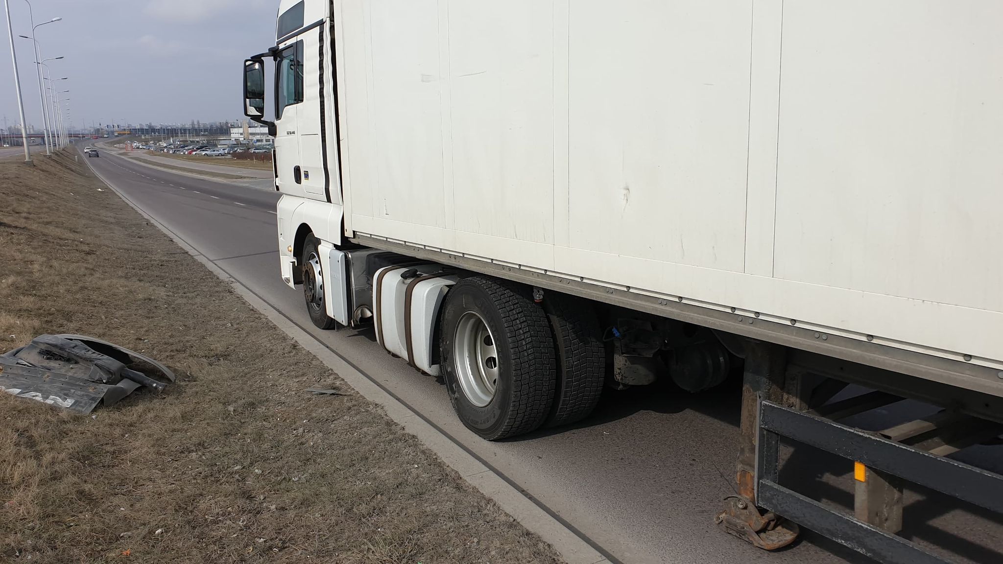 Opel wbił się w tylne koło ciężarówki. Kierowca twierdził, że nie zauważył małego auta (zdjęcia)