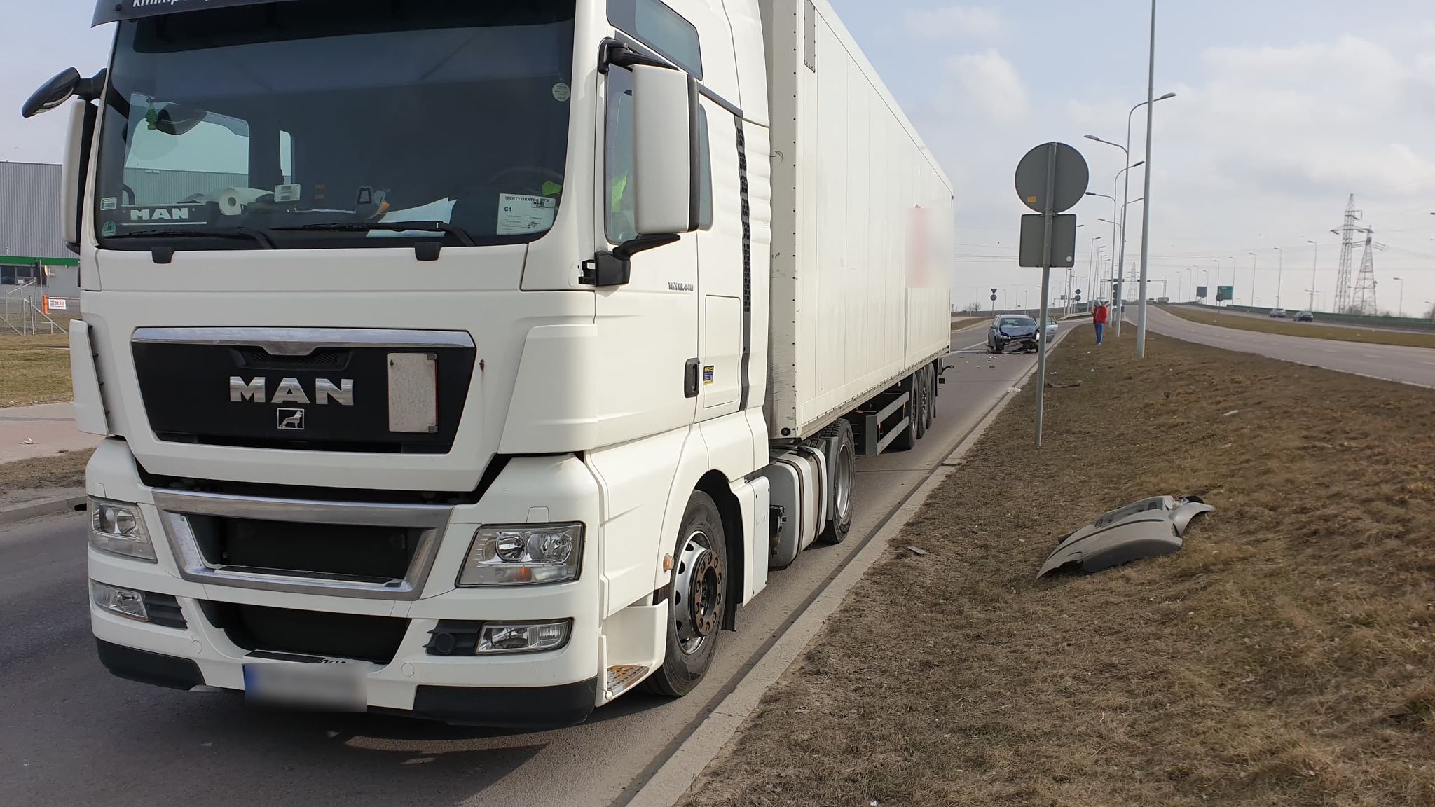 Opel wbił się w tylne koło ciężarówki. Kierowca twierdził, że nie zauważył małego auta (zdjęcia)