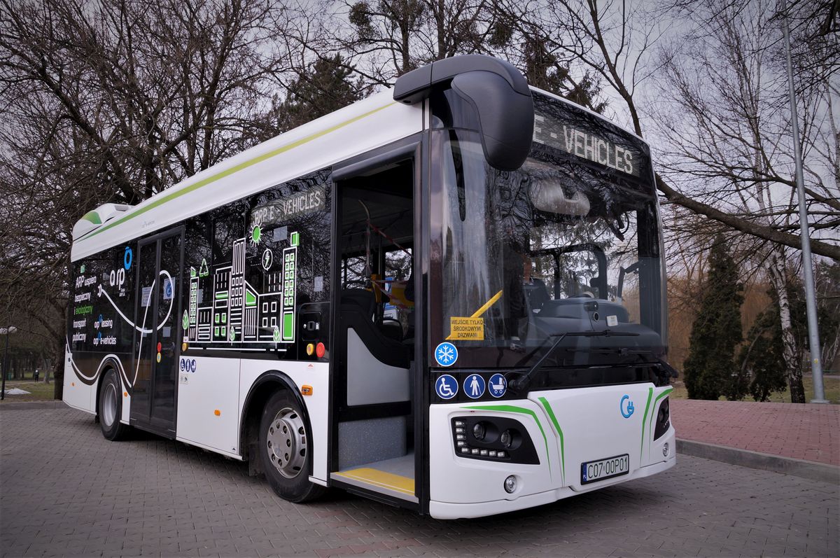 Jest mały, zwrotny i mieści 65 pasażerów. Zaprezentowali go w Świdniku, teraz będzie jeździł po Chełmie (zdjęcia)