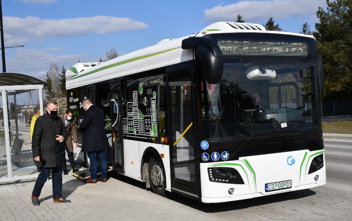 Jest mały, zwrotny i mieści 65 pasażerów. Zaprezentowali go w Świdniku, teraz będzie jeździł po Chełmie (zdjęcia)