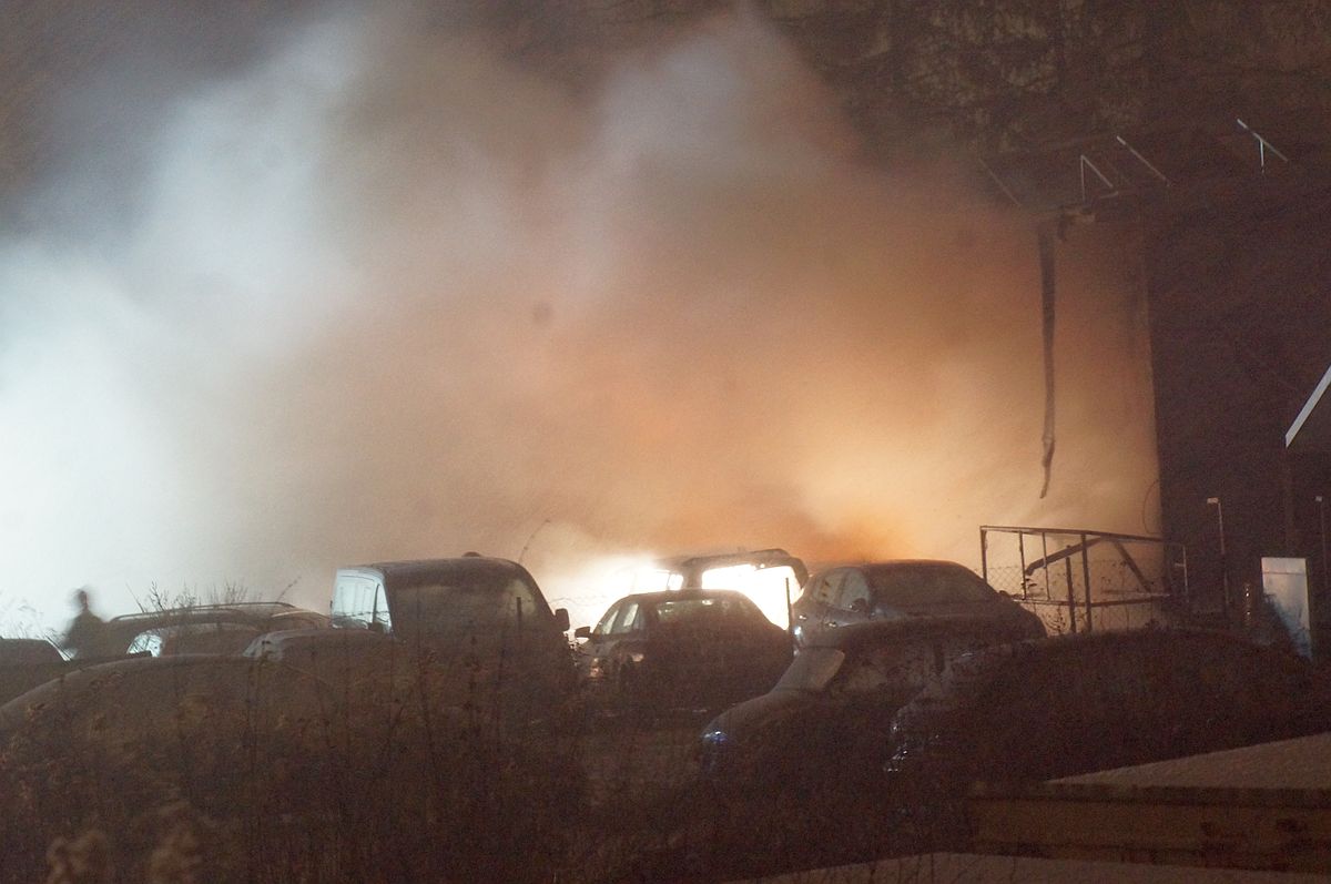 13 spalonych samochodów i 250 tys. złotych strat po pożarze warsztatu samochodowego (zdjęcia, wideo)