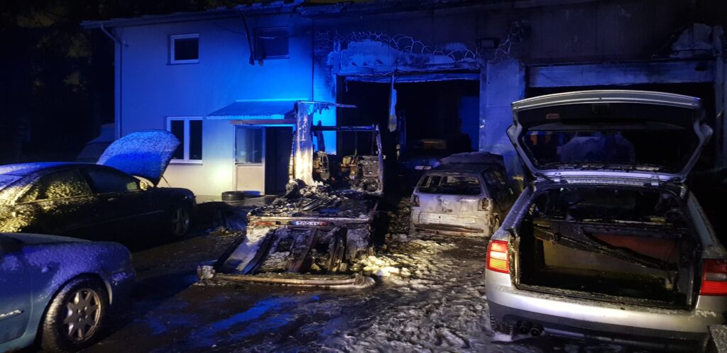 13 spalonych samochodów i 250 tys. złotych strat po pożarze warsztatu samochodowego (zdjęcia, wideo)