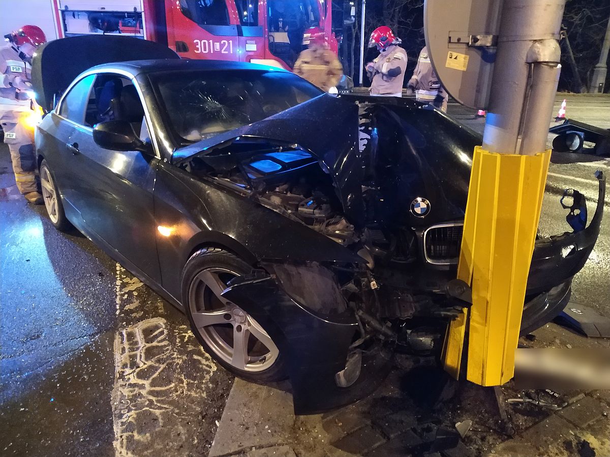 BMW uderzyło w słup. Zakrwawiona kobieta porzuciła pojazd i uciekła pieszo (zdjęcia)