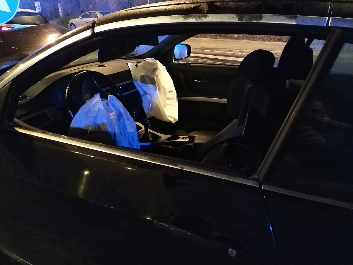 BMW uderzyło w słup. Zakrwawiona kobieta porzuciła pojazd i uciekła pieszo (zdjęcia)