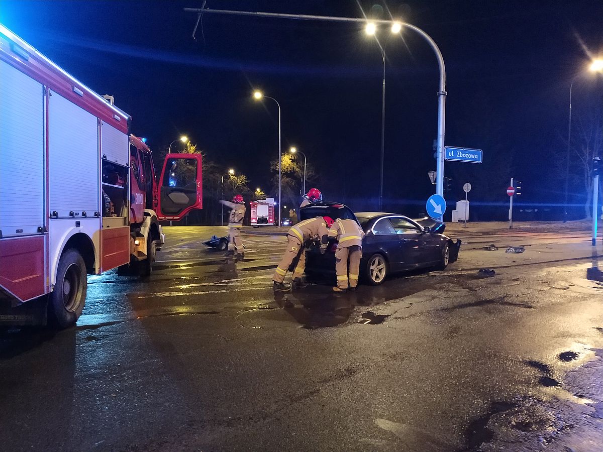 BMW uderzyło w słup. Zakrwawiona kobieta porzuciła pojazd i uciekła pieszo (zdjęcia)