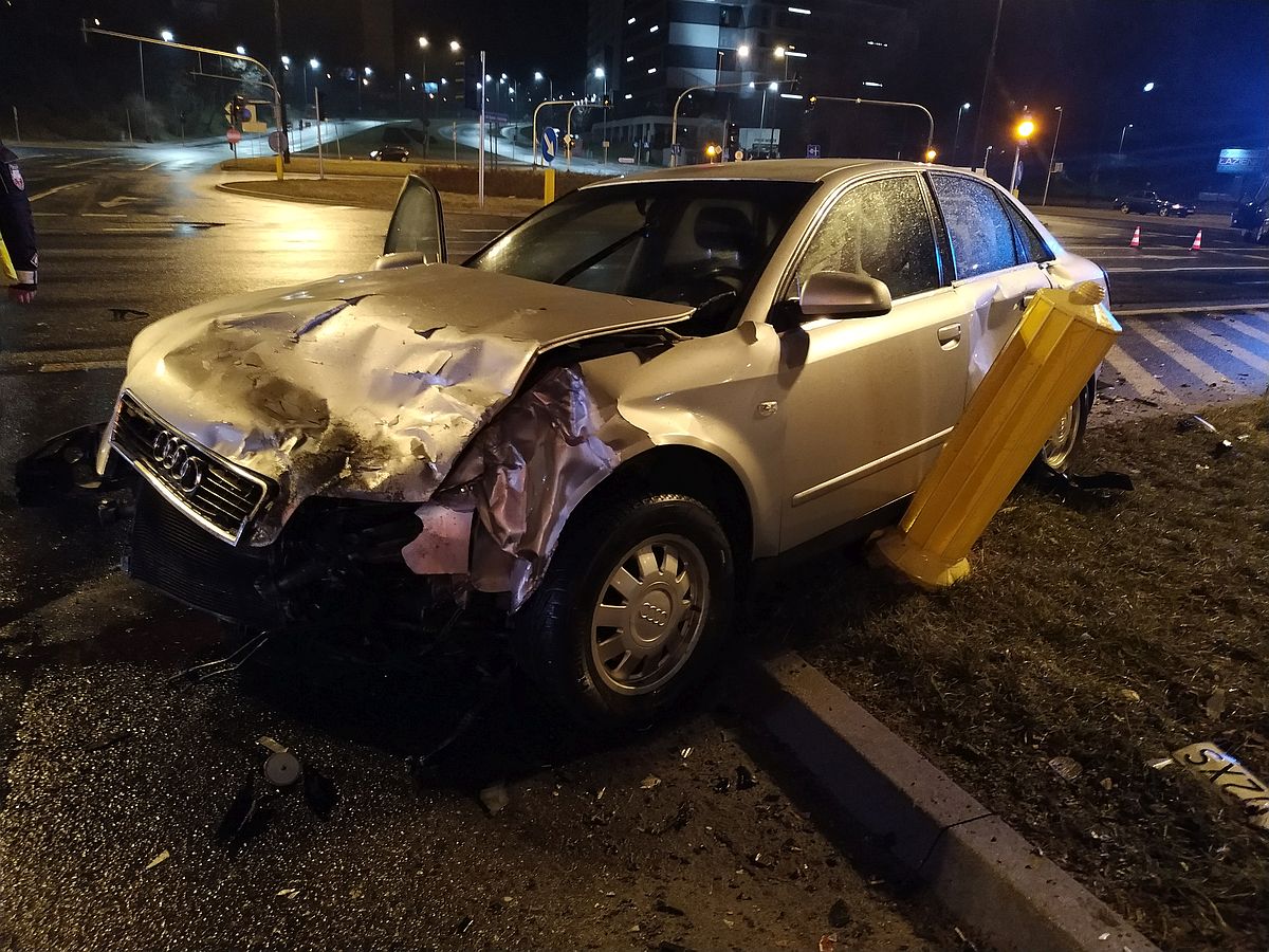 Nocny wypadek na rondzie. Audi zderzyło się z fiatem (zdjęcia)