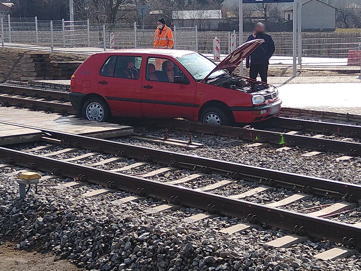 Wjechał na remontowany przejazd kolejowy, auto utknęło na torach. Pociąg zdołał wyhamować (zdjęcia)