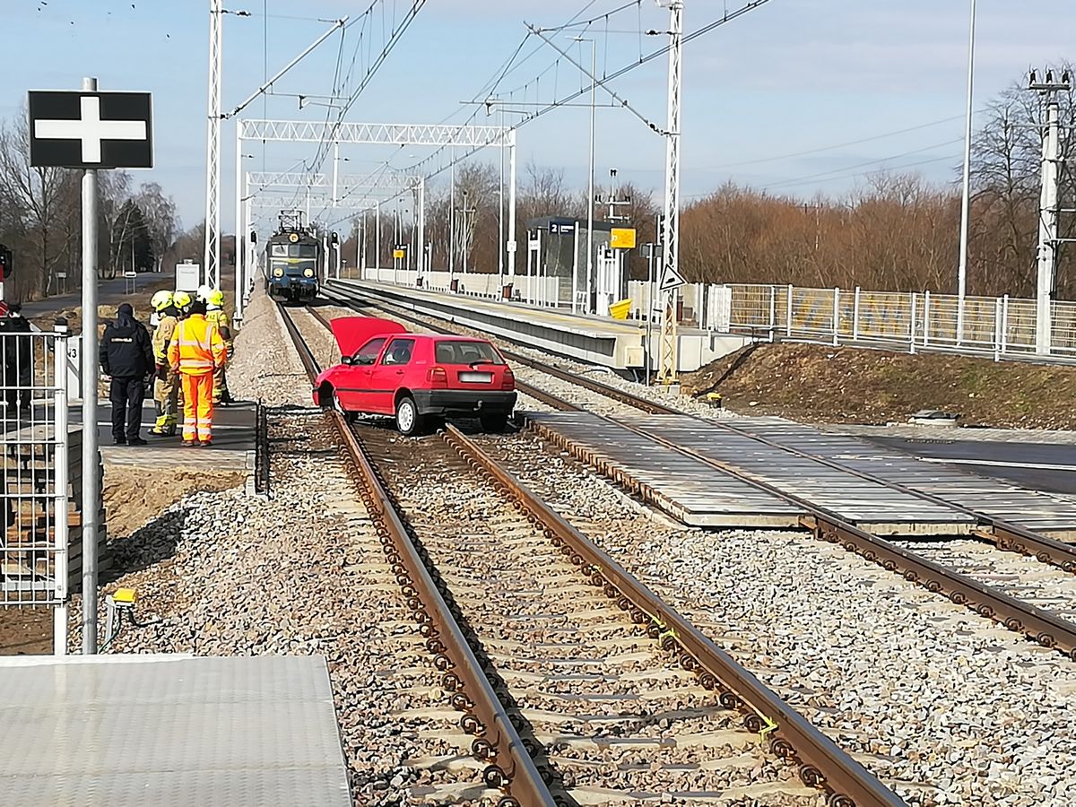 Wjechał na remontowany przejazd kolejowy, auto utknęło na torach. Pociąg zdołał wyhamować (zdjęcia)